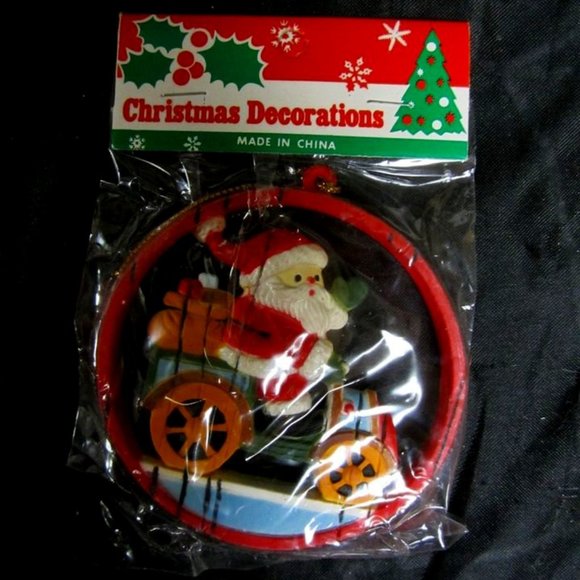 VTG 70'S RETRO 3D ORNAMENT,SANTA DRIVING A CAR IN ROUND BARREL FRAME, PLASTIC - Picture 1 of 5